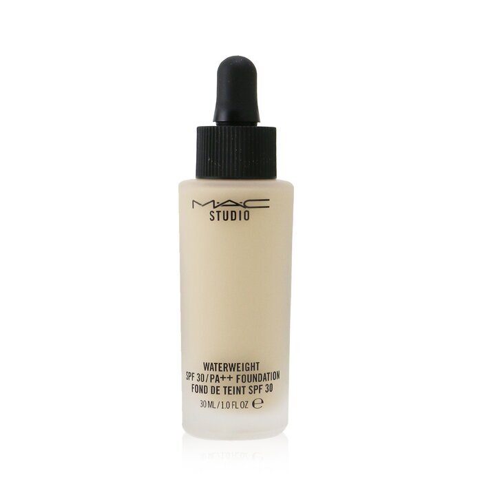 MAC Studio Waterweight Foundation SPF 30 – Nr. NC15 (Hell mit goldenem Unterton) 30 ml/1 oz