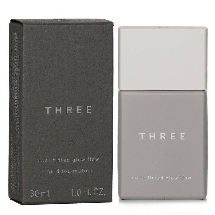 THREE Solar getönte Glow Flow Flüssiggrundierung LSF 50 – Nr. 01, 30 ml