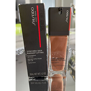 SHISEIDO SYNCHRO SKIN RADIANT FOND DE TEINT SPF 30 520 ROSEWOOD 30ml/1oz