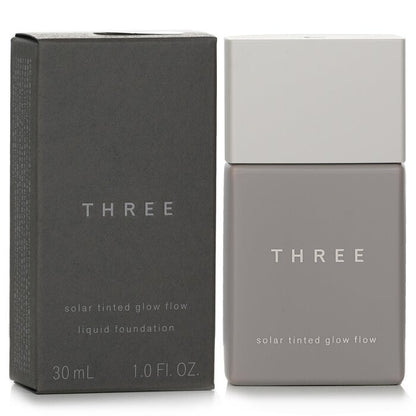 THREE Solar getönte Glow Flow Flüssiggrundierung LSF 50 – Nr. 02, 30 ml